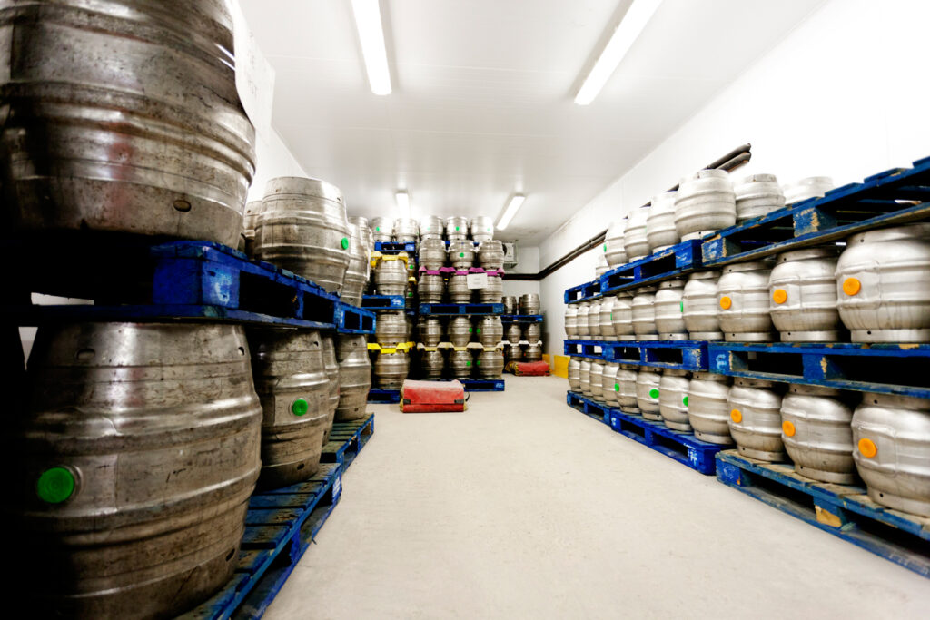 Lagerung von Bierfässern im Kühlraum