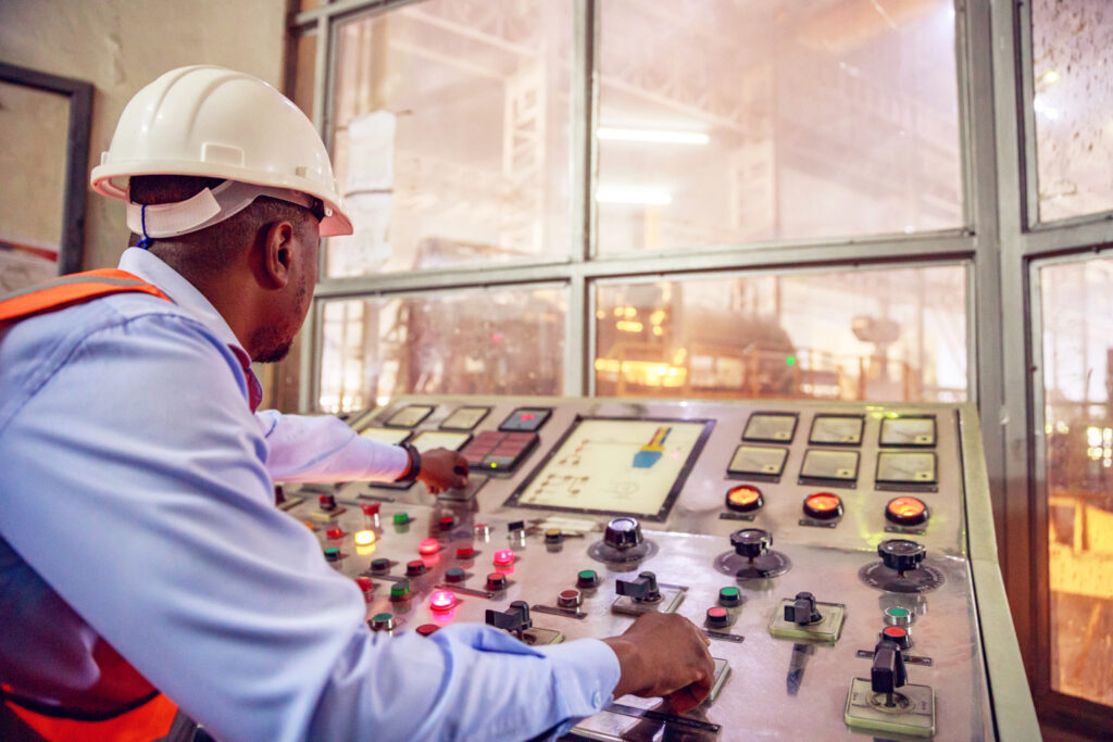 Arbeiter im Leitstand einer industriellen Fertigung