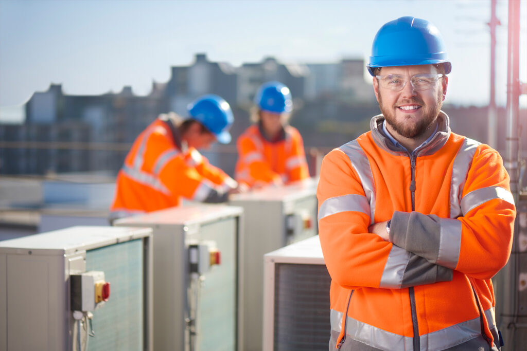 Drei Kälte Klima Monteure auf dem Dach