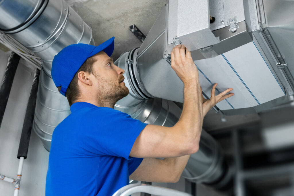 Monteur arbeitet an Lüfungsanlage