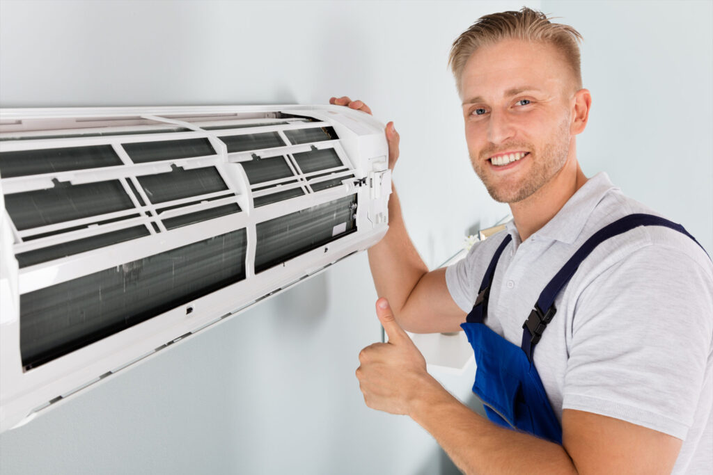 Monteur vor Klimaanlage